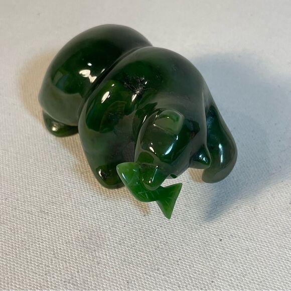 Canadian Nephrite Jade majestic Grizzly Bear with fish sculpture - Picture 5 of 17